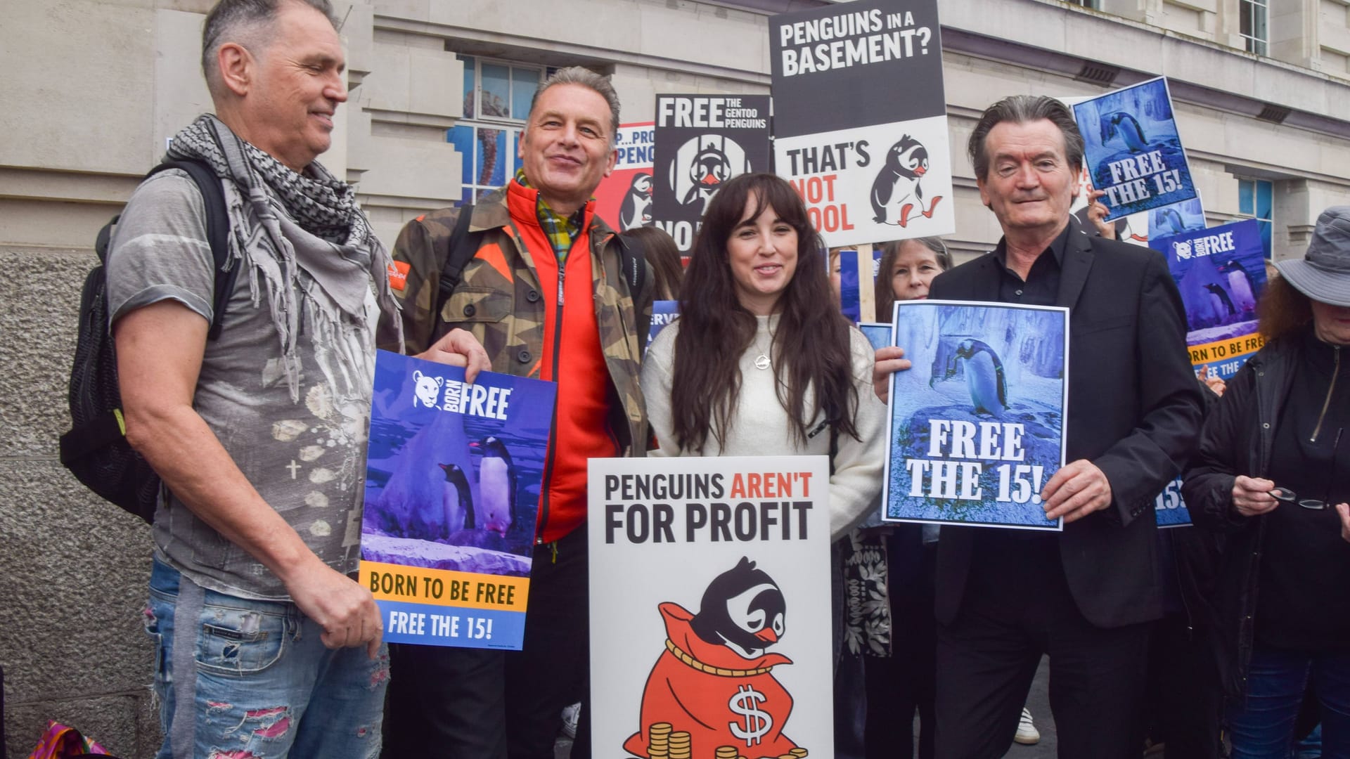 Protest der Abgeordneten: "Free the 15" steht auf einem Plakat der Tierfreunde. Sie wollen 15 Eselspinguinen ein neues Zuhause verschaffen.