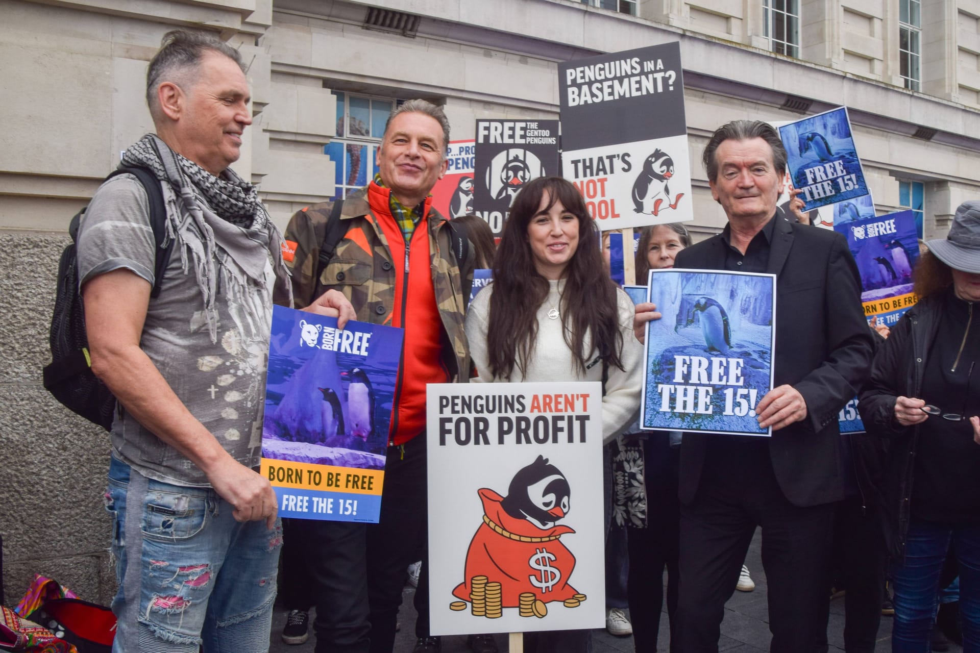 Protest der Abgeordneten: "Free the 15" steht auf einem Plakat der Tierfreunde. Sie wollen 15 Eselspinguinen ein neues Zuhause verschaffen. Protest der Abgeordneten: "Free the 15" steht auf einem Plakat der Tierfreunde. Sie wollen 15 Eselspinguinen ein neues Zuhause verschaffen.