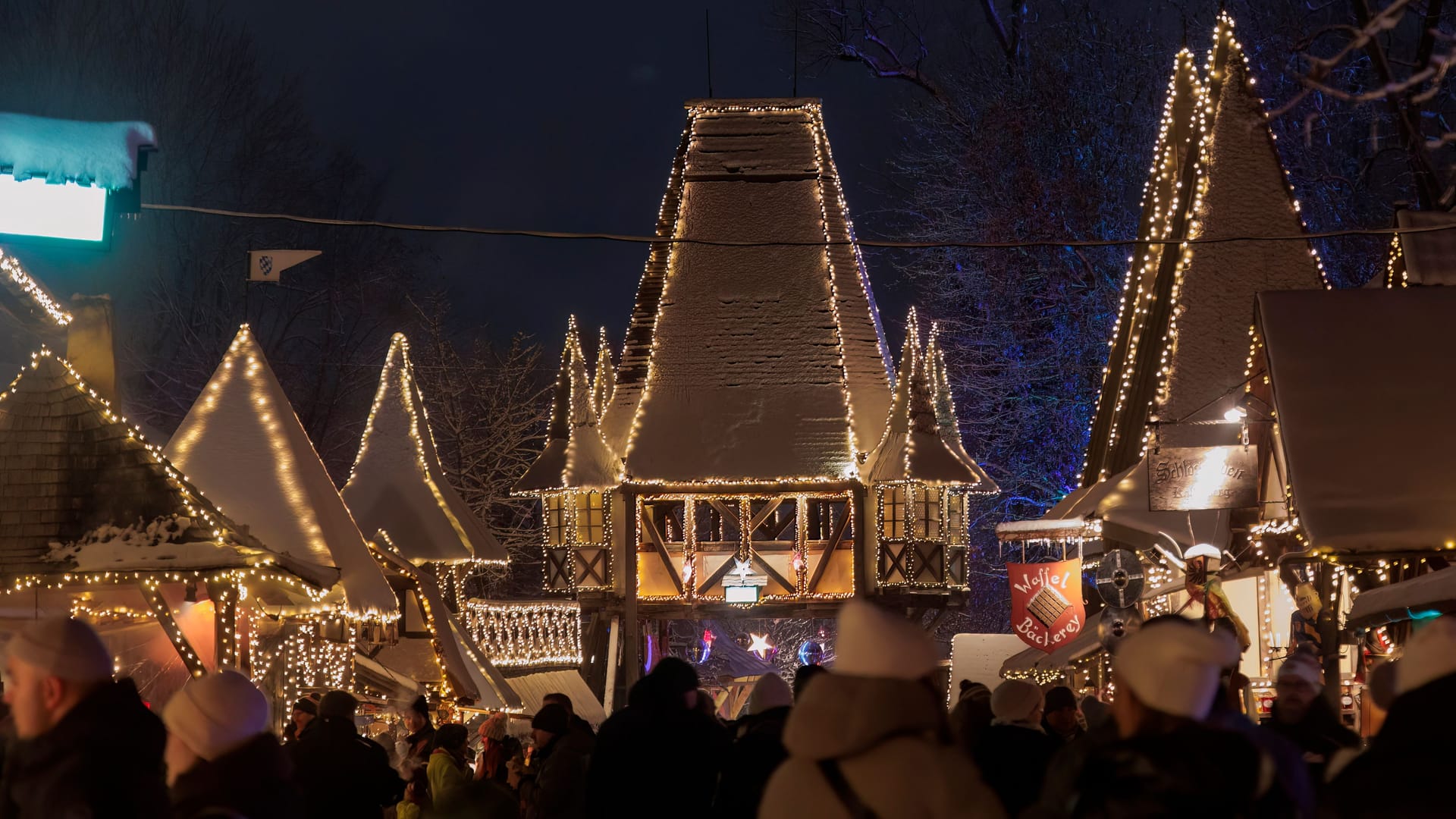 Germany, Kaltenberg 17.12.2022, entrance to Christmas market and fairy tale market at Kaltenberg castle with festive lighting. Germany, Kaltenberg 17.12.2022, entrance to Christmas market and fairy tale market at Kaltenberg castle with festive lighting.