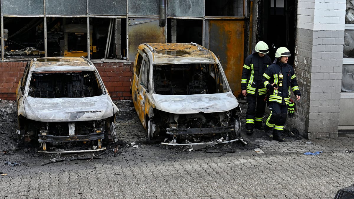 Bremen: Pkw brennen auf Autohaus-Gelände – Verdächtige gefasst