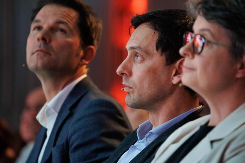 Steffen Krach (l-r), SPD-Spitzenkandidat für die Berlin-Wahl 2026, Martin Hikel, Berliner SPD-Landesvorsitzender, und Nicola Böcker-Giannini, Berliner SPD-Landesvorsitzende (Archivbild): Krach fordert Zusammenhalt in der Partei.