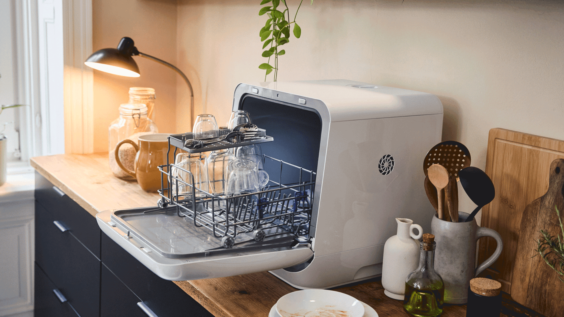Der kompakte Silvercrest-Tischgeschirrspüler passt selbst in kleine Küchen und funktioniert dank Wassertank sogar ohne festen Anschluss.