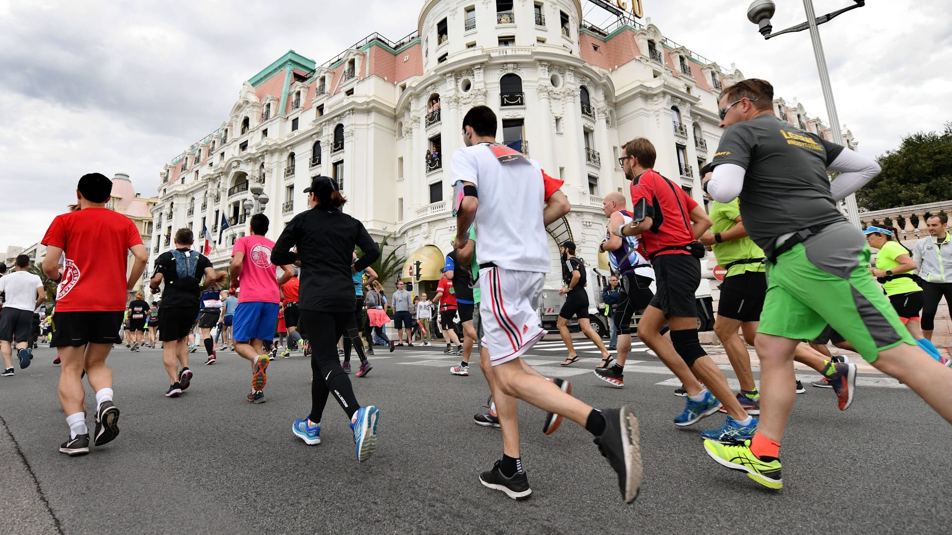 Läufer beim Marathon in Südfrankreich (Archivbild): Bei dem Langstreckenrennen ist in diesem Jahr ein Athlet gestorben. Läufer beim Marathon in Südfrankreich (Archivbild): Bei dem Langstreckenrennen ist in diesem Jahr ein Athlet gestorben.