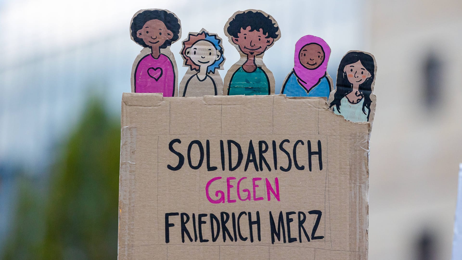 Demonstration in Nürnberg: Mit seiner "Stadtbild"-Äußerung hat Friedrich Merz teils für Kritik gesorgt. Demonstration in Nürnberg: Mit seiner "Stadtbild"-Äußerung hat Friedrich Merz teils für Kritik gesorgt.