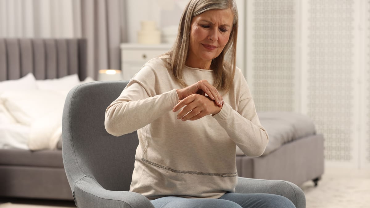 Gelenkschmerzen in den Wechseljahren: So erkennen Sie, ob es Rheuma ist
