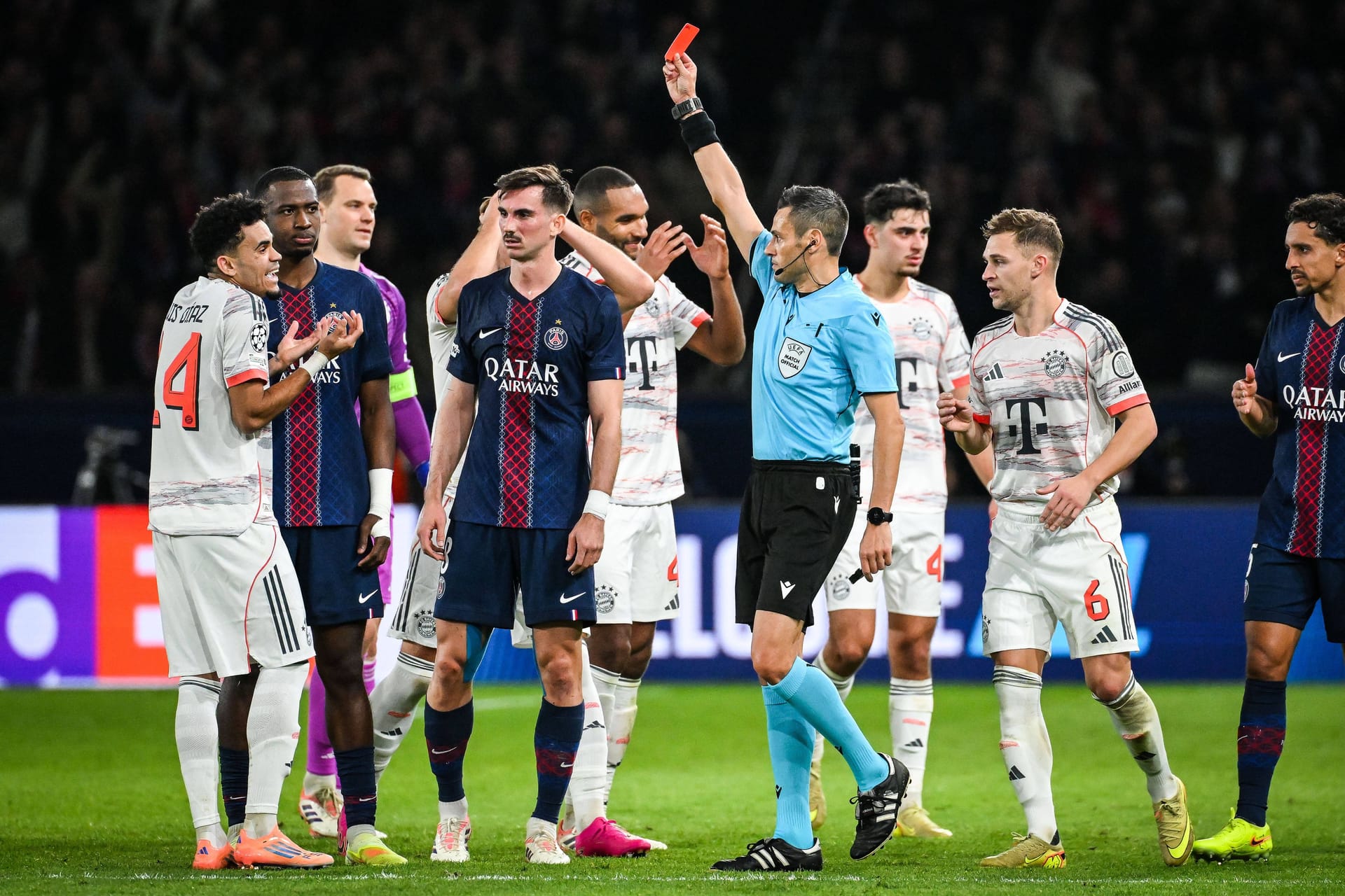 Luis Díaz sieht Rot: In Unterzahl wurde es für den FC Bayern kompliziert.