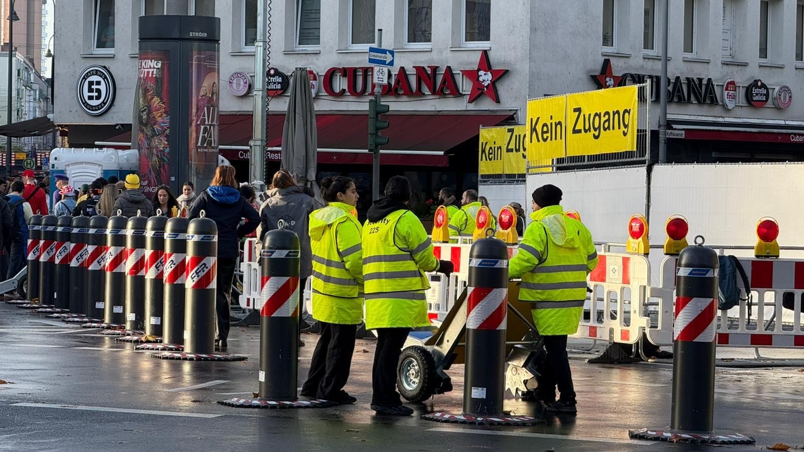 Der 11.11. in Köln: Auch am Barbarossaplatz gibt es Sperrungen.
