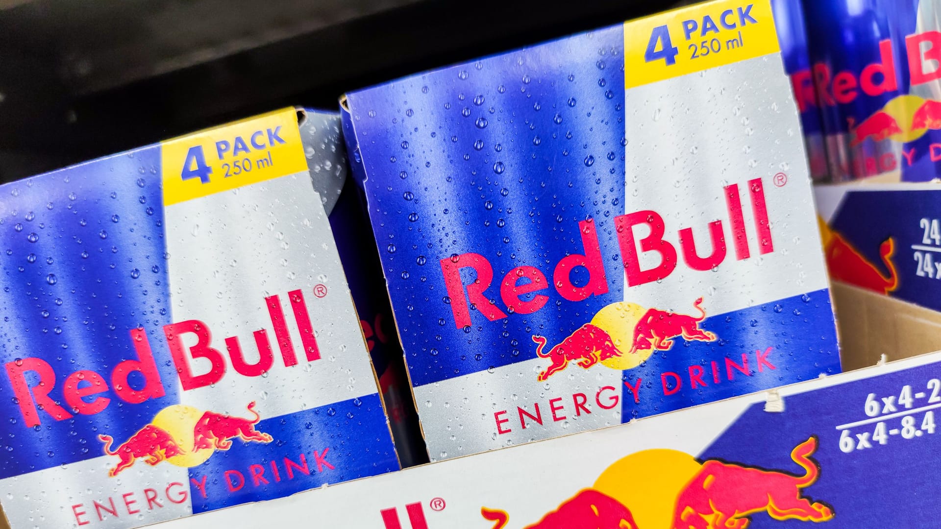 Red Bull Dosen in einem Supermarkt (Symbolbild): Die EU ermittelt wegen des Verdachts der Marktmanipulation.