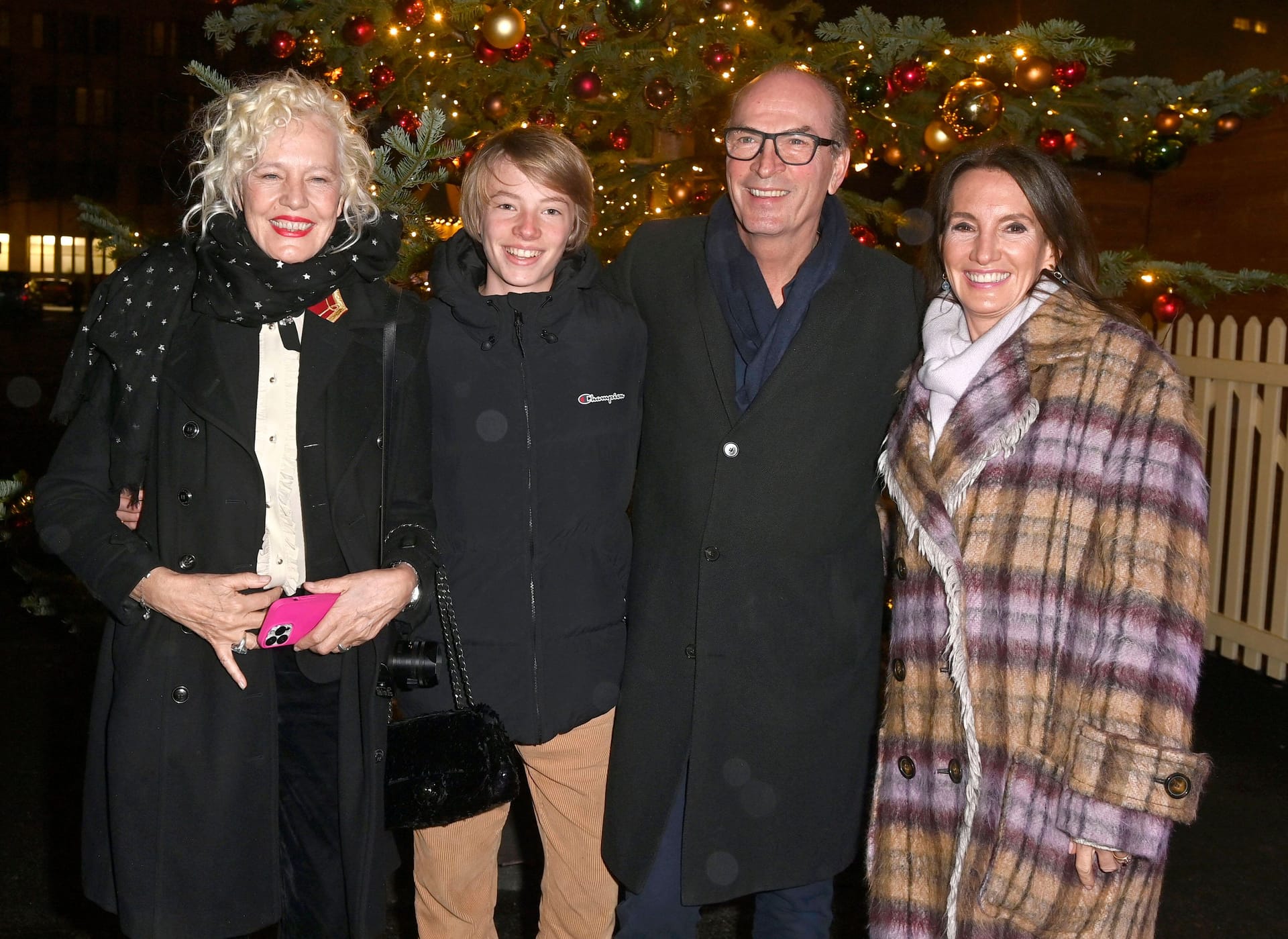 Dezember 2021: Ellen von Unwerth, Samuel Knaup, Herbert Knaup und Christiane Lehrmann posieren gemeinsam.