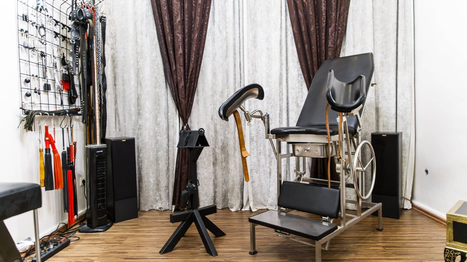 Ein Sado-Maso-Studio (Symbolbild): In Österreich ist ein Mann wegen einer Penis-Amputation verurteilt worden. Ein Sado-Maso-Studio (Symbolbild): In Österreich ist ein Mann wegen einer Penis-Amputation verurteilt worden.