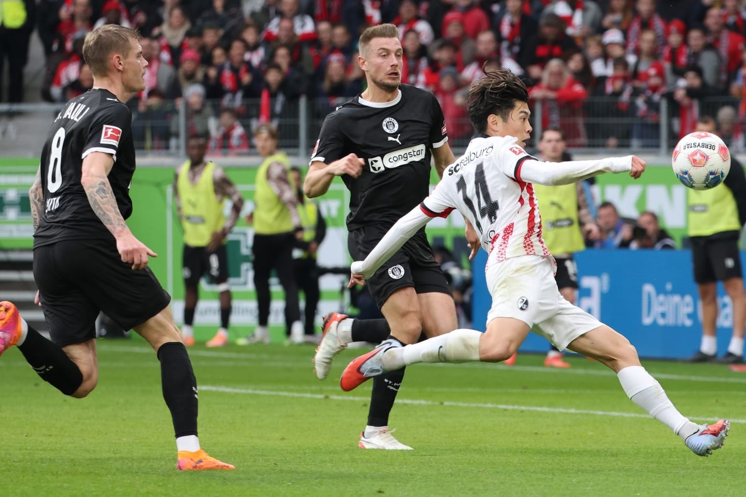 Yuito Suzuki: Der Freiburger erzielte per Volleytraumtor die Führung für den SC. Yuito Suzuki: Der Freiburger erzielte per Volleytraumtor die Führung für den SC.