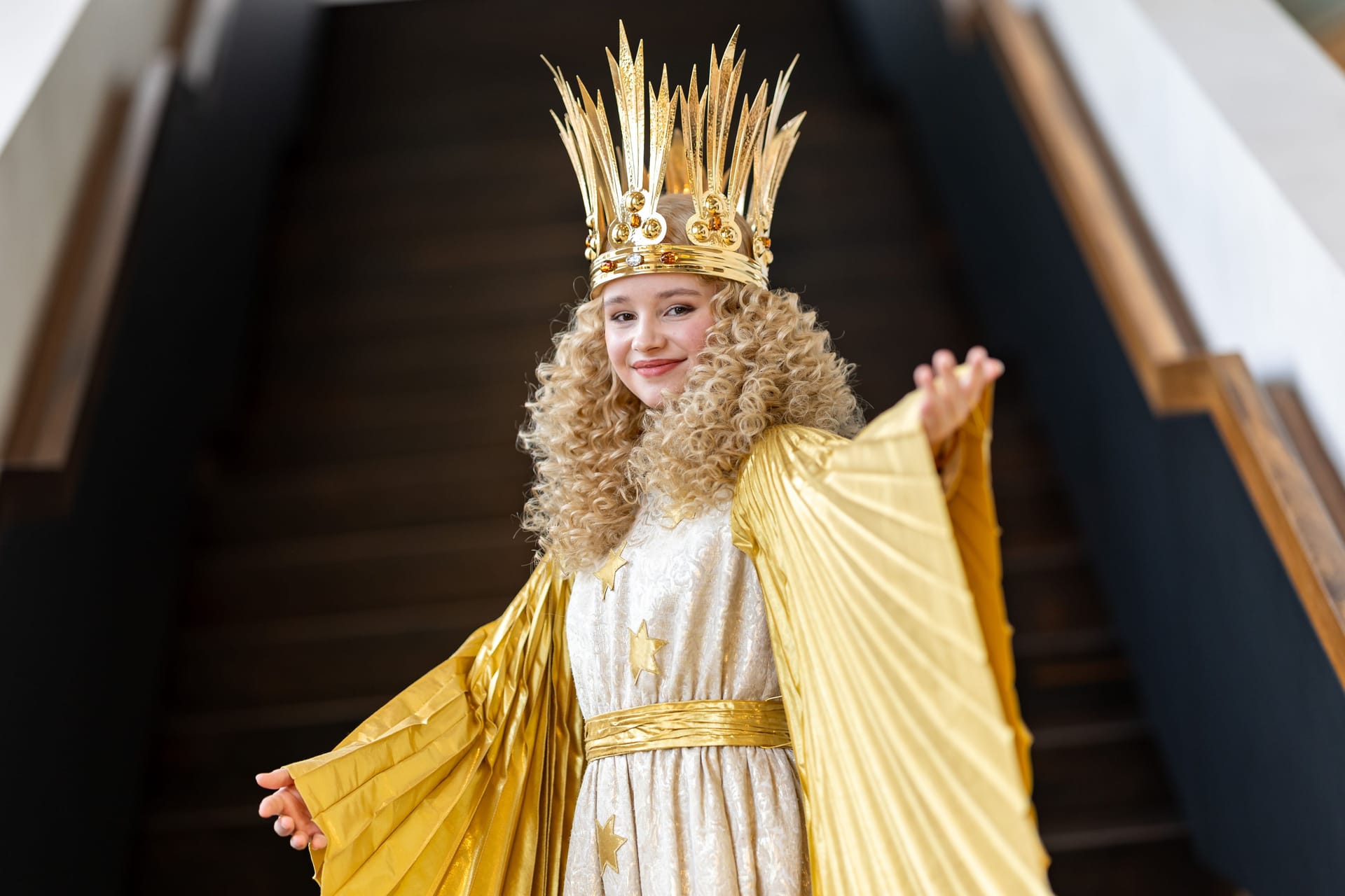 Nora Falk, das Nürnberger Christkind, posiert während der offiziellen Kostümanprobe.