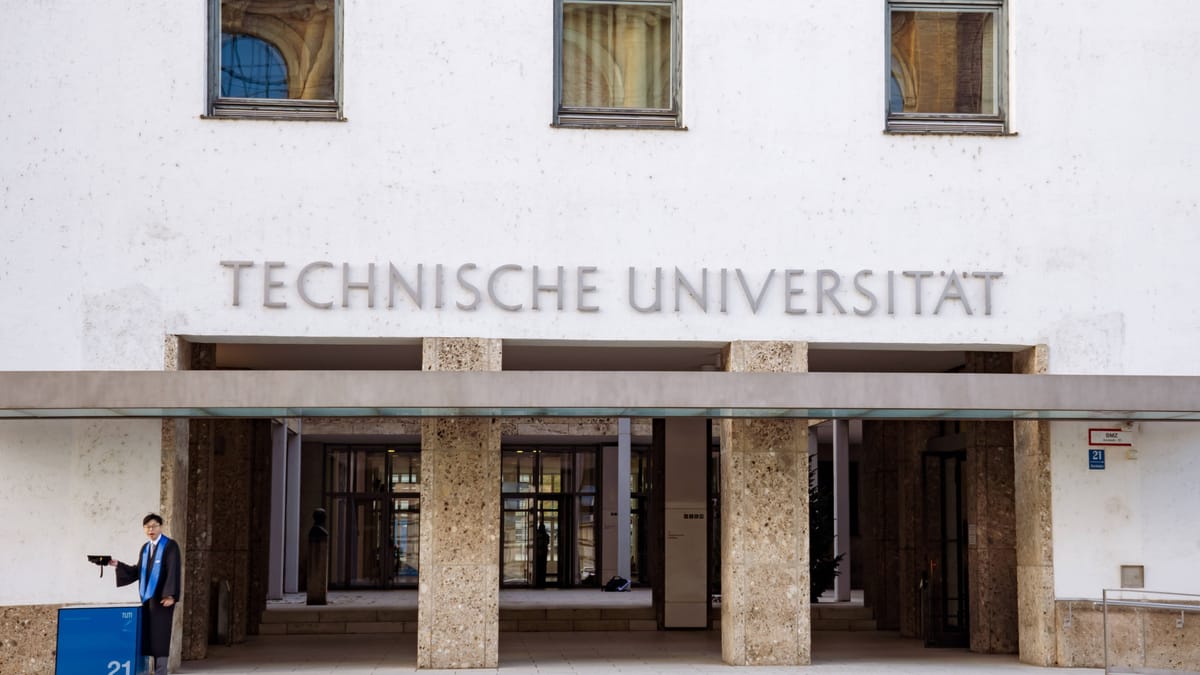 München: Aktivisten dringen in TU ein und zünden Pyrotechnik auf dem Dach