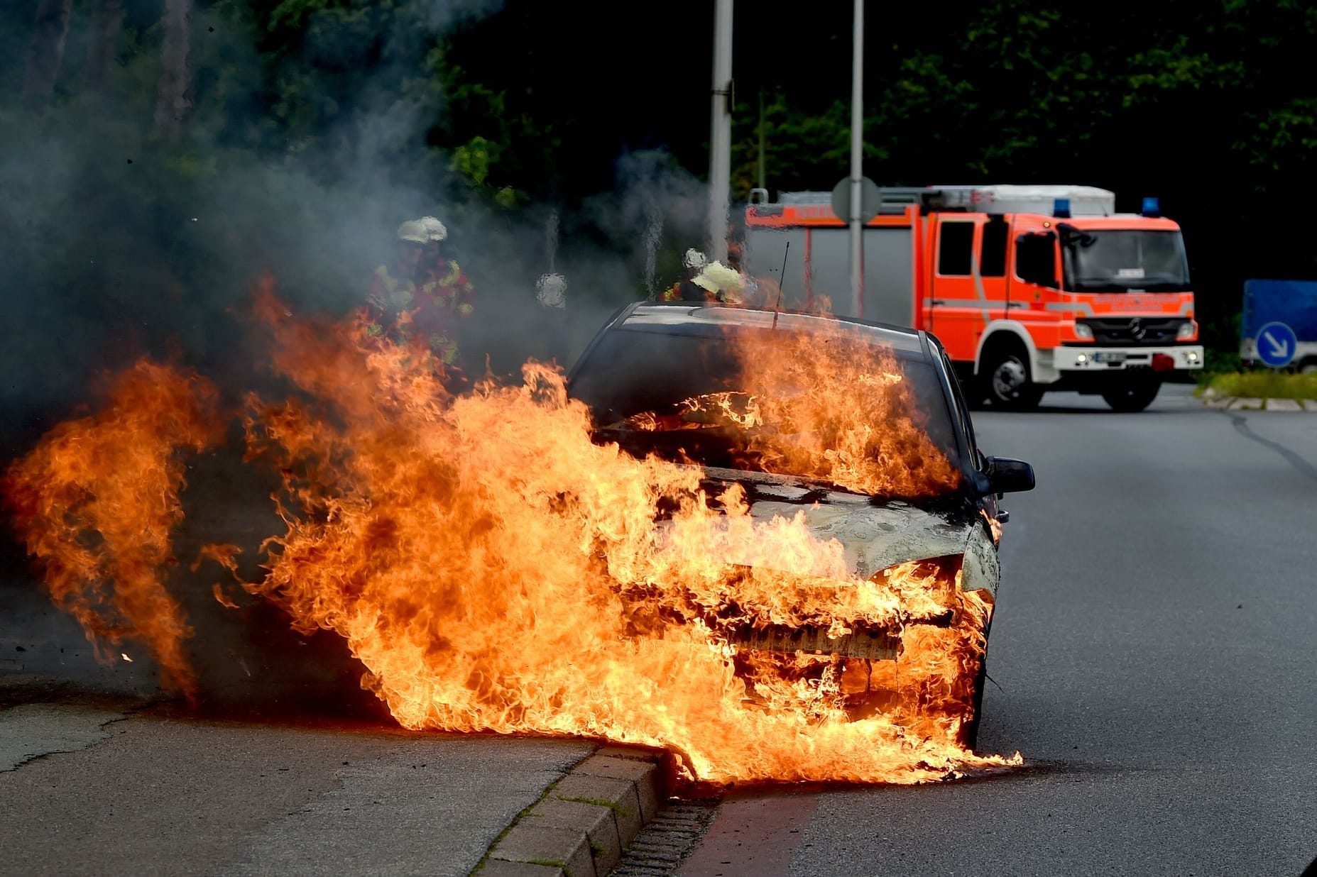 Ein Auto brennt in Flensburg