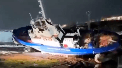 Ein Schiff der russischen Küstenwache kippt in Petropawlowsk-Kamtschatski komplett auf die Seite. Ein Schiff der russischen Küstenwache kippt in Petropawlowsk-Kamtschatski komplett auf die Seite.