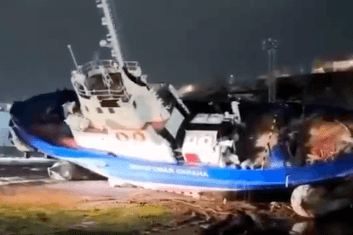 Ein Schiff der russischen Küstenwache kippt in Petropawlowsk-Kamtschatski komplett auf die Seite. Ein Schiff der russischen Küstenwache kippt in Petropawlowsk-Kamtschatski komplett auf die Seite.