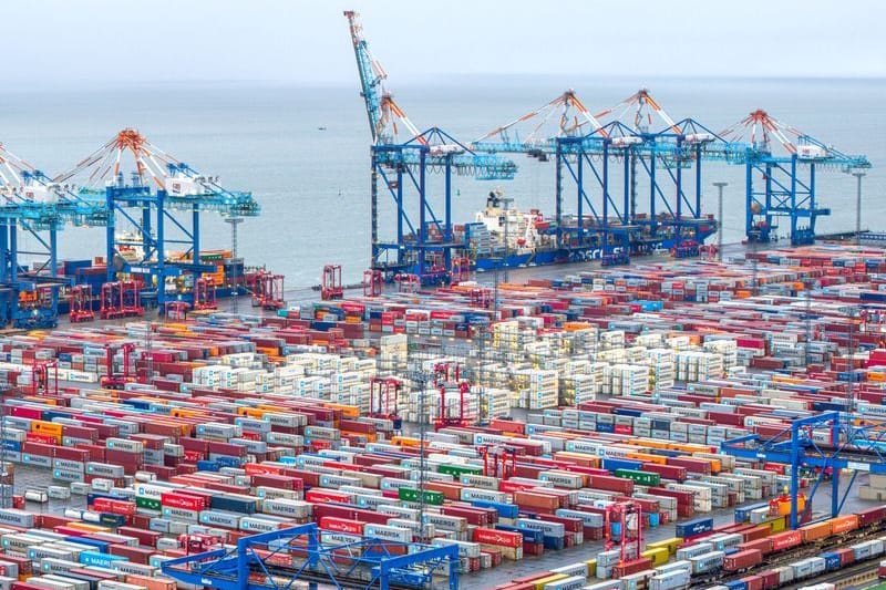 Containerschiffe liegen im Hafen: Geplant ist der Aufbau eines sogenannten maritimen Logistik-Hubs.