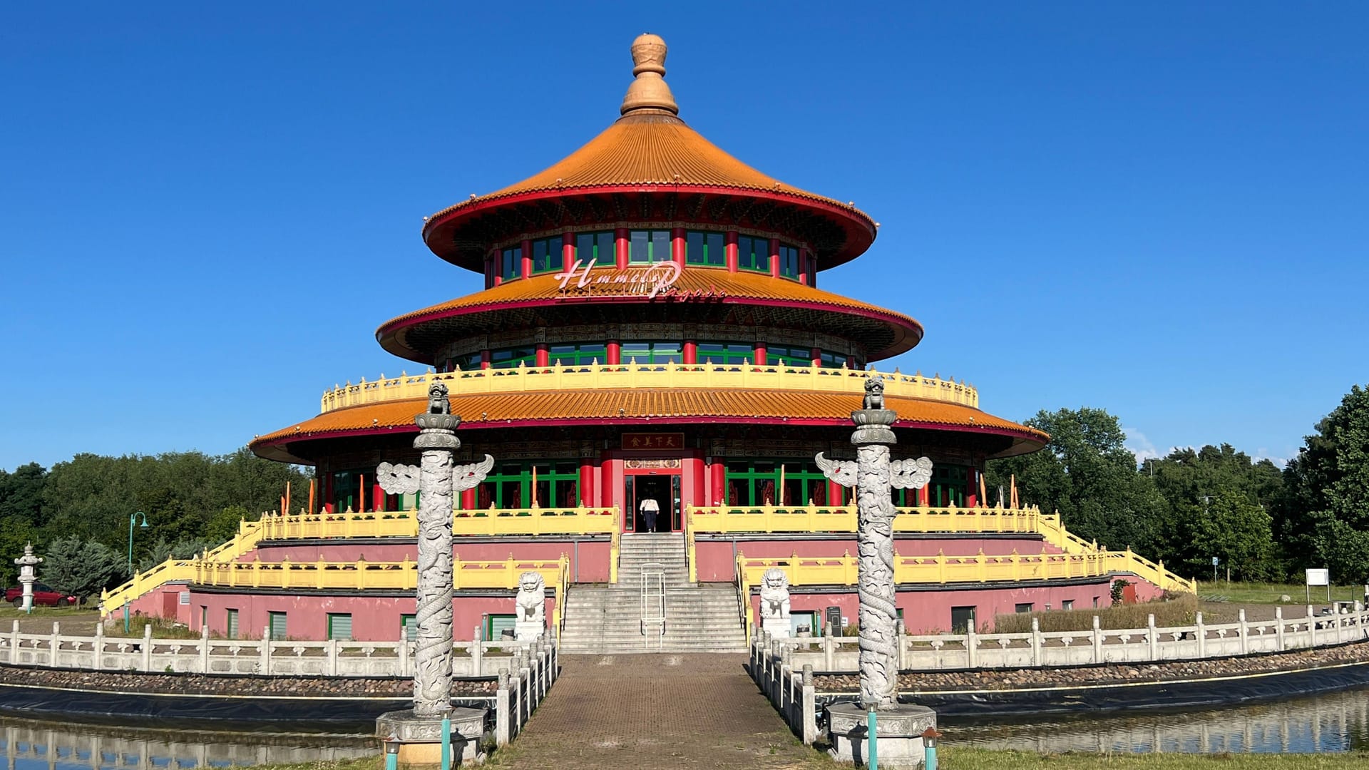 Himmelspagode in Hohen Neuendorf (Archivbild): Sobald das Baurecht vorliegt, soll das 2002 eröffnete Gebäude abgerissen werden. Himmelspagode in Hohen Neuendorf (Archivbild): Sobald das Baurecht vorliegt, soll das 2002 eröffnete Gebäude abgerissen werden.