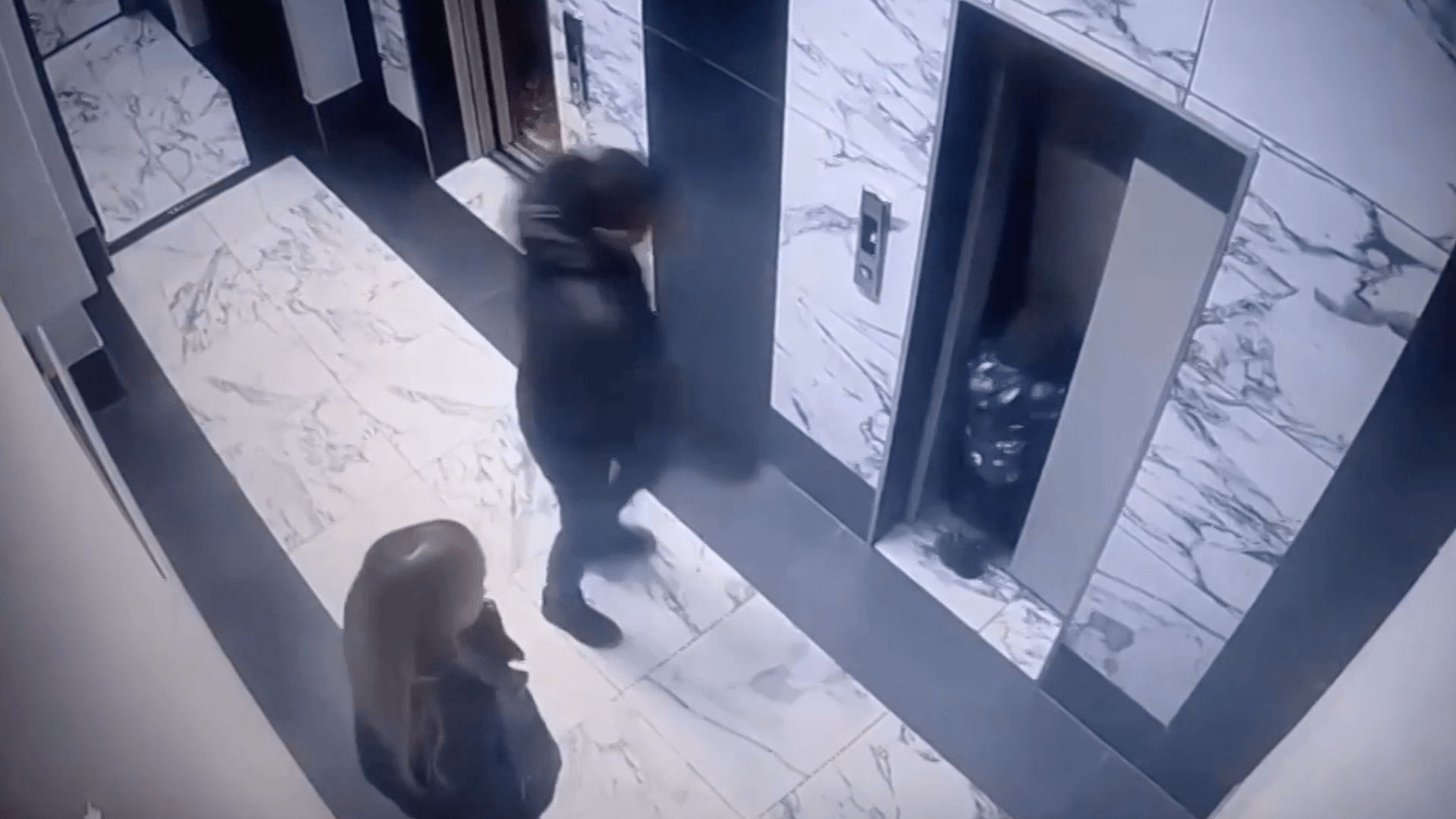 Woronesch: Ein dreijähriger Junge fällt in einen Fahrstuhlschacht. Woronesch: Ein dreijähriger Junge fällt in einen Fahrstuhlschacht.