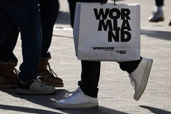 Ein Passant mit einer Wormland-Tasche: Das Hannoveraner Unternehmen hat bereits zum zweiten Mal die Insolvenz beantragt.