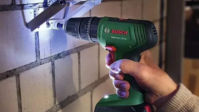 Dank eingebautem LED-Licht eignet sich der Akku-Schlagbohrschrauber EasyImpact von Bosch auch für die Arbeit in schlecht beleuchteten Bereichen.