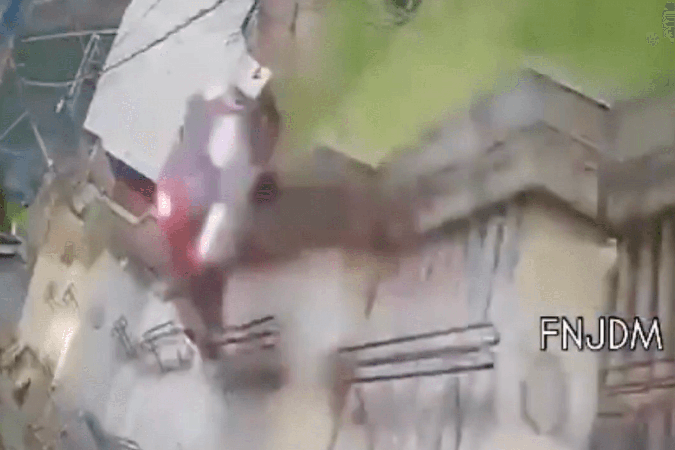 In São Paulo fliegt ein Autofahrer nach einem Unfall mehrere Meter mit seinem Fahrzeug.