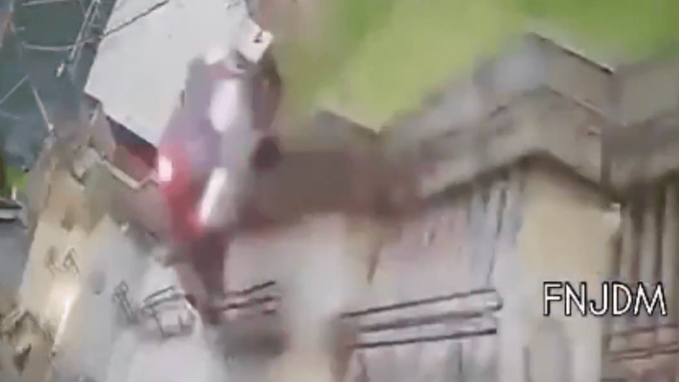 In São Paulo fliegt ein Autofahrer nach einem Unfall mehrere Meter mit seinem Fahrzeug. In São Paulo fliegt ein Autofahrer nach einem Unfall mehrere Meter mit seinem Fahrzeug.