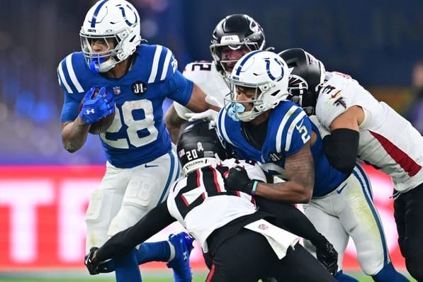 Jonathan Taylor (l., Indianapolis Colts) wird von Dee Alford (Atlanta Falcons) attackiert. Jonathan Taylor (l., Indianapolis Colts) wird von Dee Alford (Atlanta Falcons) attackiert.