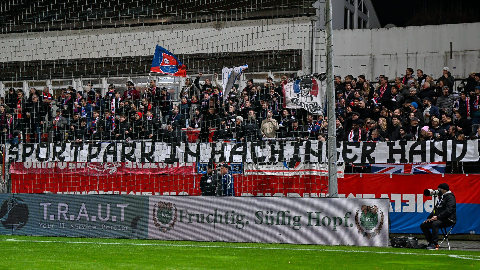 "Sportpark in Hachinger Hand": Unterhachinger Fans zeigen ein Banner gegen den Stadionverkauf an den FC Bayern.