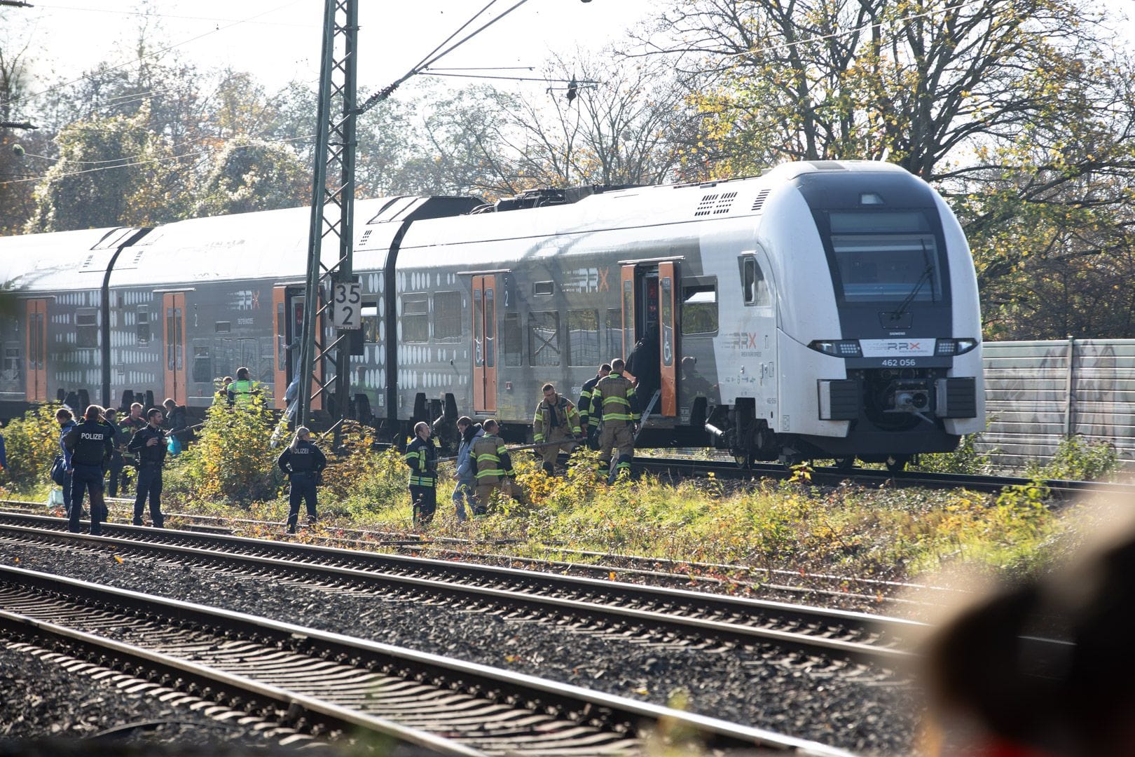 Der gestrandete Zug auf den Bahngleisen bei Neuss: Der Regionalexpress in Fahrtrichtung Köln musste geräumt werden.