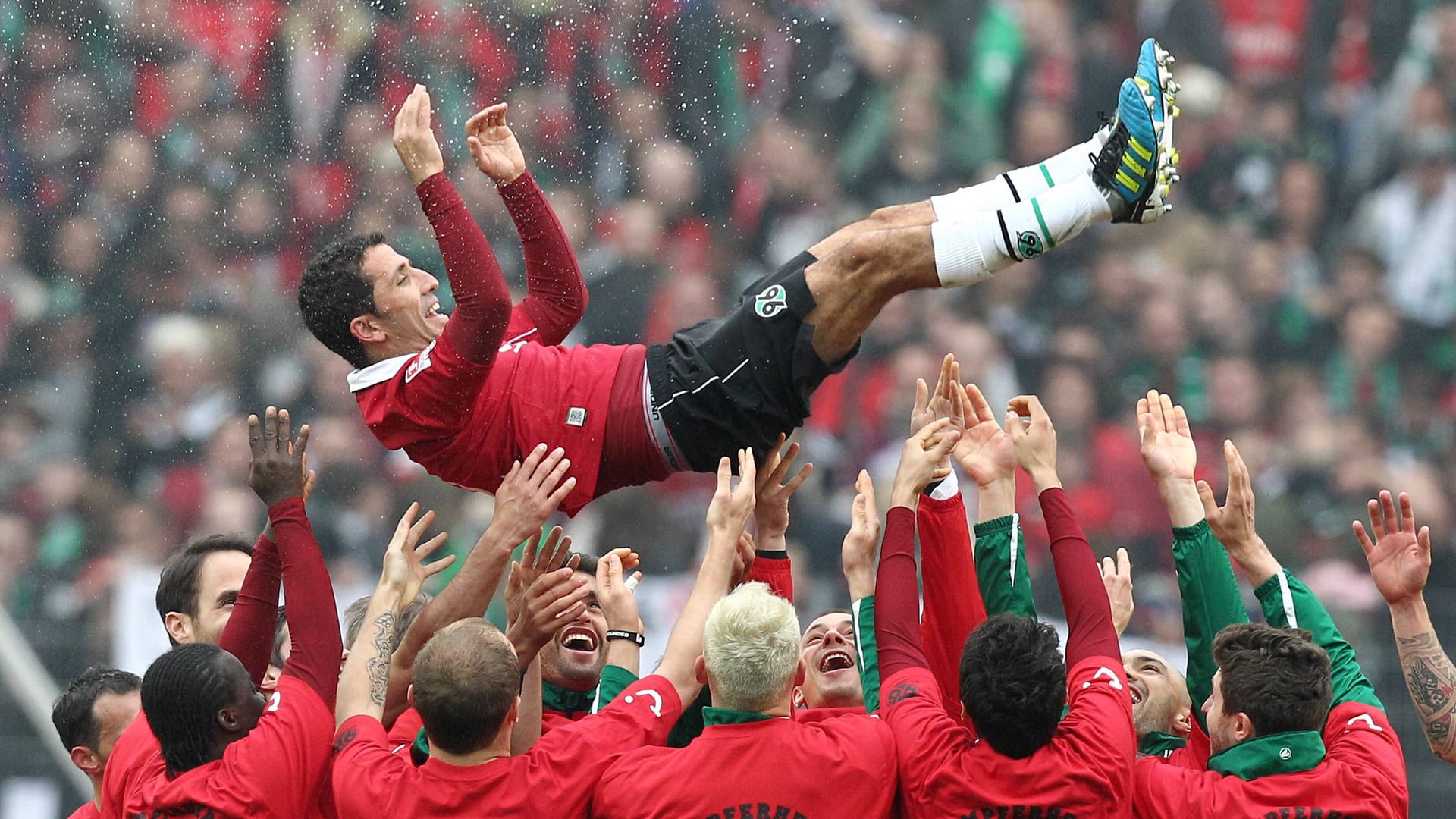 Altin Lala wird bei seiner Verabschiedung im Jahr 2012 gefeiert (Archivbild): Am Dienstag feierte der Albaner seinen 50. Geburtstag. Altin Lala wird bei seiner Verabschiedung im Jahr 2012 gefeiert (Archivbild): Am Dienstag feierte der Albaner seinen 50. Geburtstag.