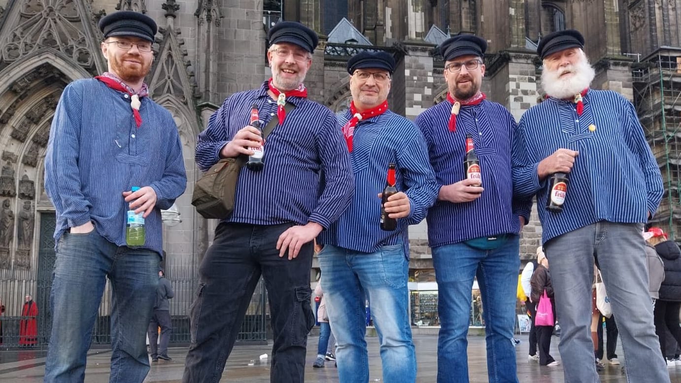 Von der Nordsee angereist: "Kann man trinken" sagt diese Gruppe aus Friesland über Kölsch.
