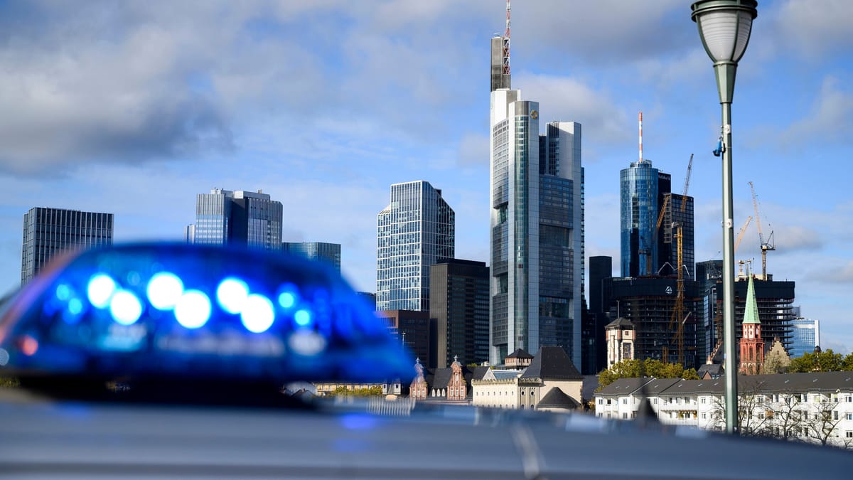 Frankfurt-Unbekannter-Autofahrer-raubt-Senior-die-Goldkette-vom-Hals