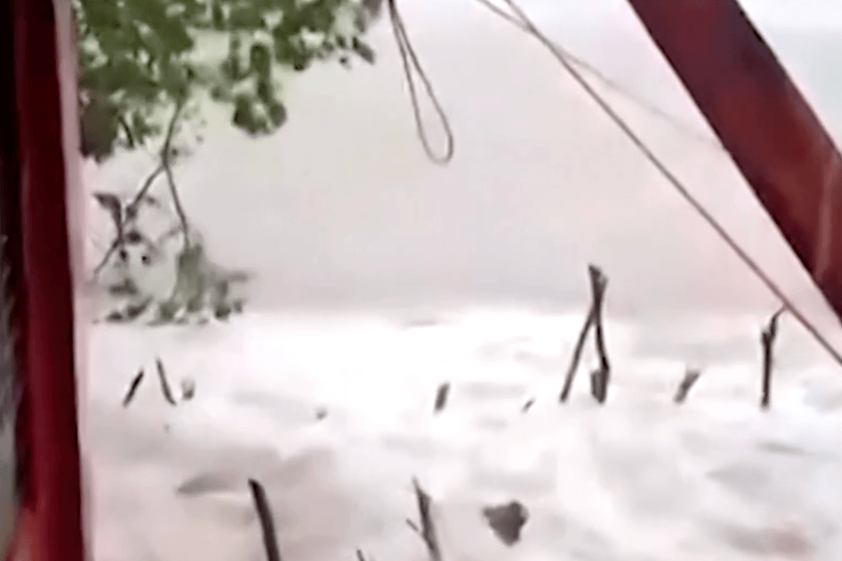 Super-Taifun "Fung-wong": Heftige Wellen treffen auf die philippinische Küste.