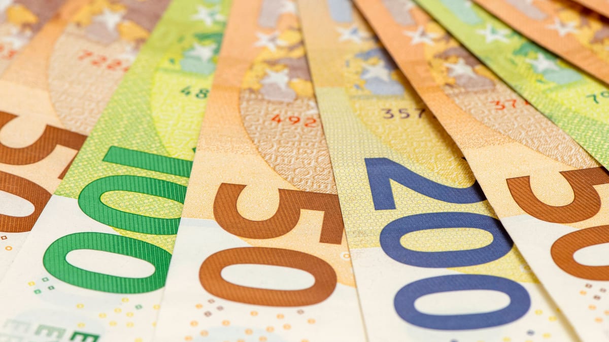 Gelnhausen: Mann findet nach Kneipenbesuch viel Geld im Hemd | Hessen