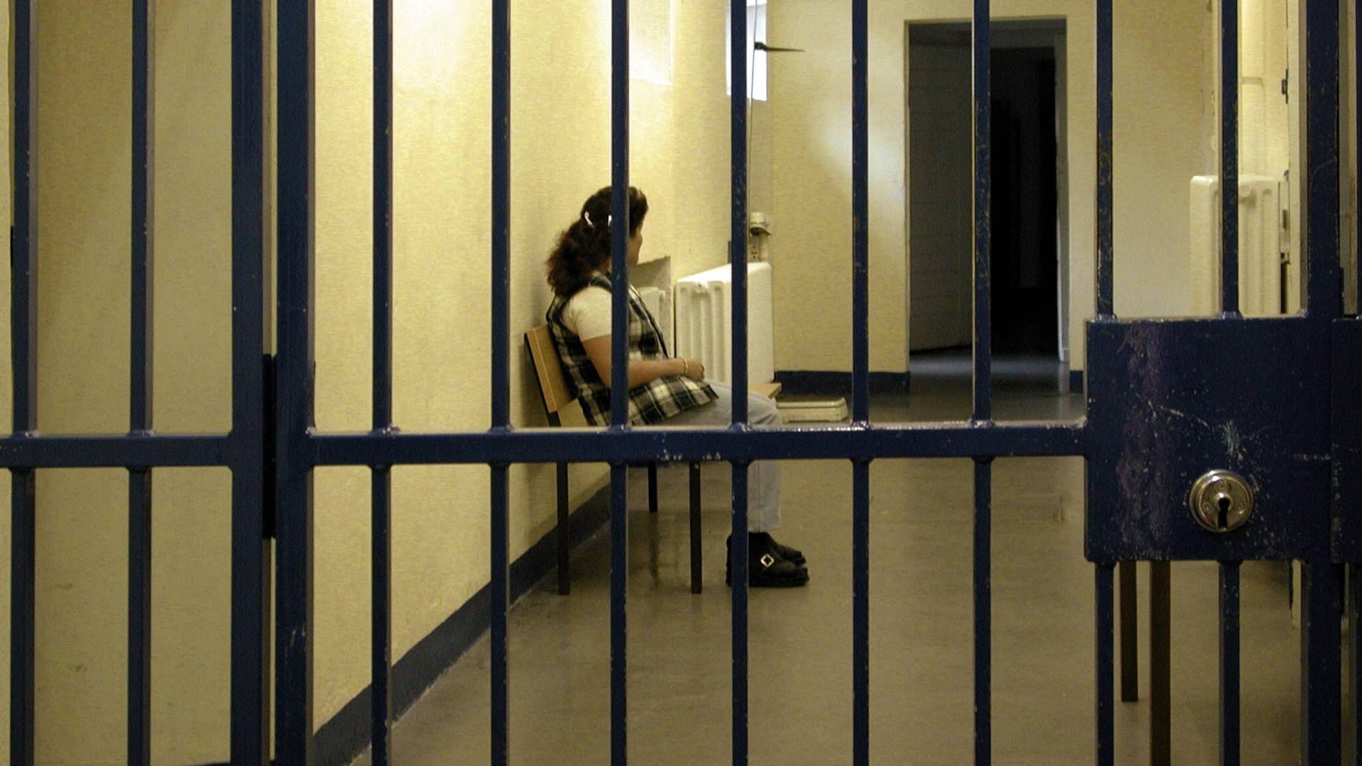 Frau auf einem Gang im Abschiebegefängnis (Symbolbild). Frau auf einem Gang im Abschiebegefängnis (Symbolbild).