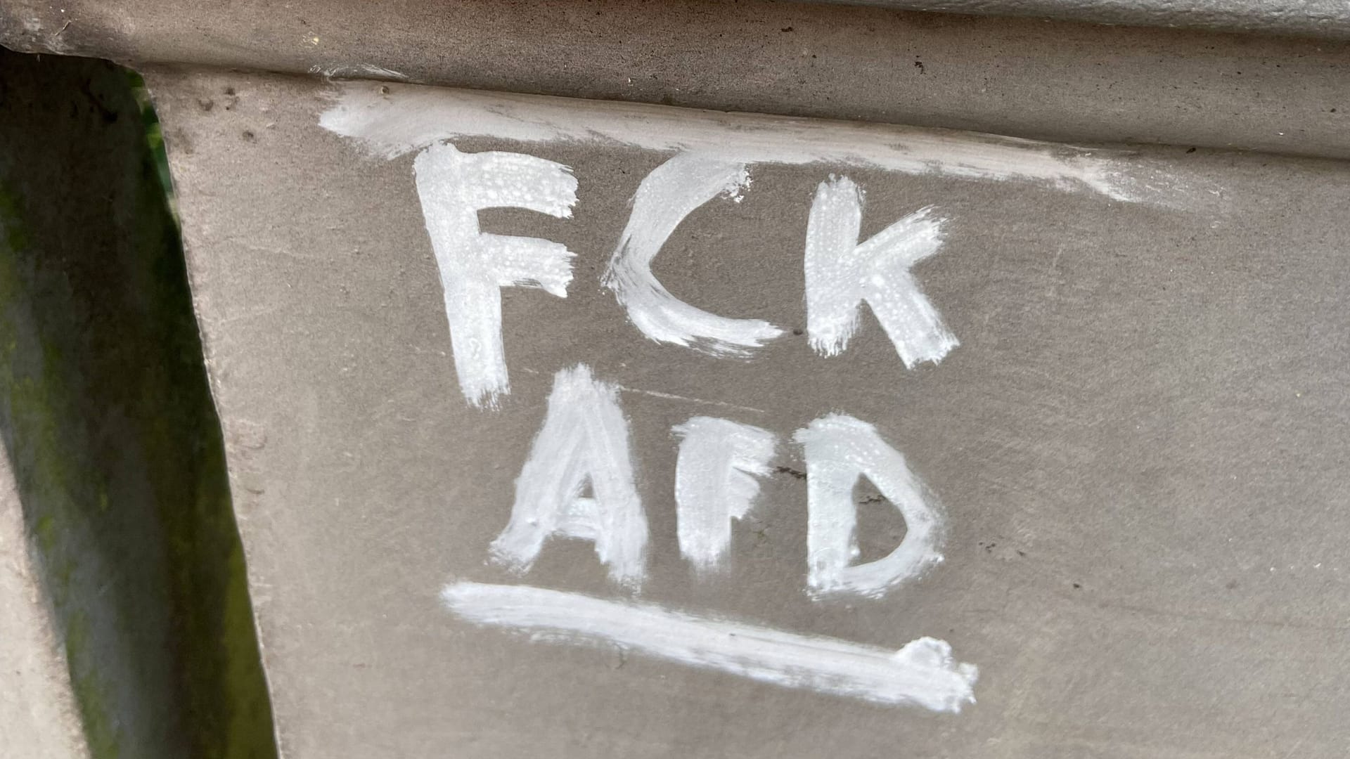 Unter anderem wurde der Schriftzug "FCK AFD" an eine Hauswand geschmiert (Symbolbild): Unter anderem wurde der Schriftzug "FCK AFD" an eine Hauswand geschmiert (Symbolbild):