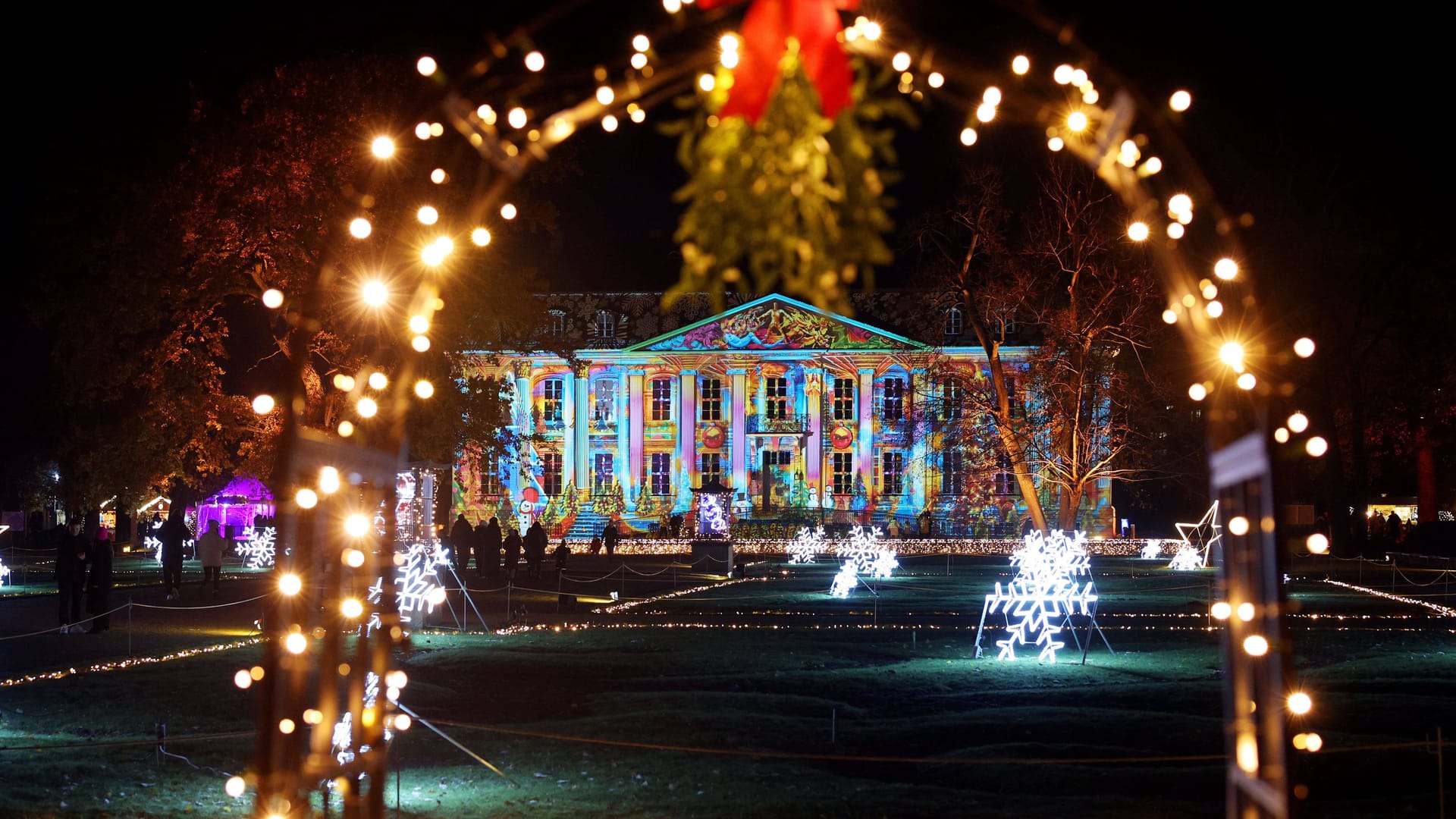 Lichter im Tierpark Berlin (Archivbild): Der dortige Weihnachtsmarkt ist etwas besonderes. Lichter im Tierpark Berlin (Archivbild): Der dortige Weihnachtsmarkt ist etwas besonderes.