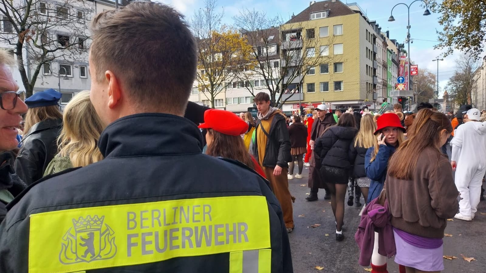 Macht ein Praktikum in Köln: Simon Püschel von der Berliner Feuerwehr.