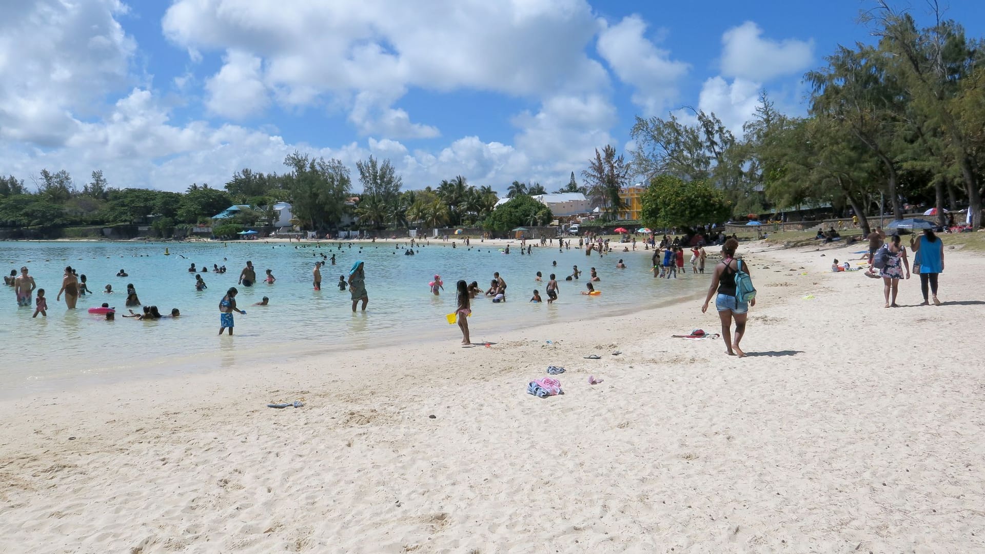 Blue Bay: Touristen besuchen den Strand an der Blue Bay von Mauritius. Blue Bay: Touristen besuchen den Strand an der Blue Bay von Mauritius.