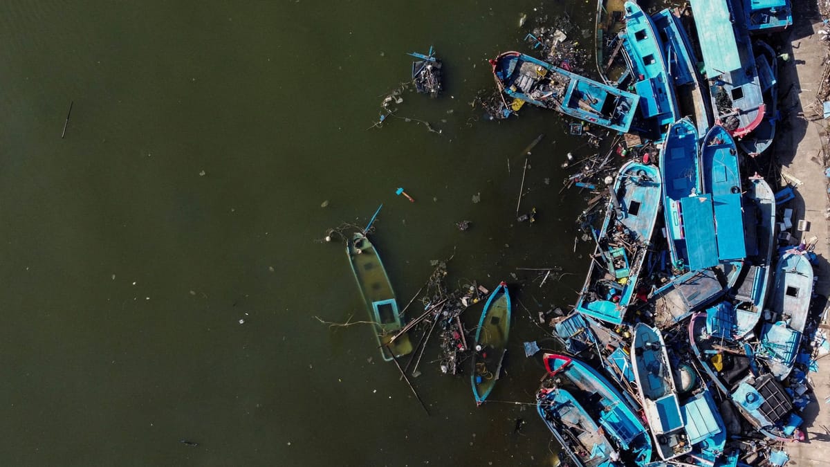 Taifun legt jahrhundertealtes Schiffswrack frei