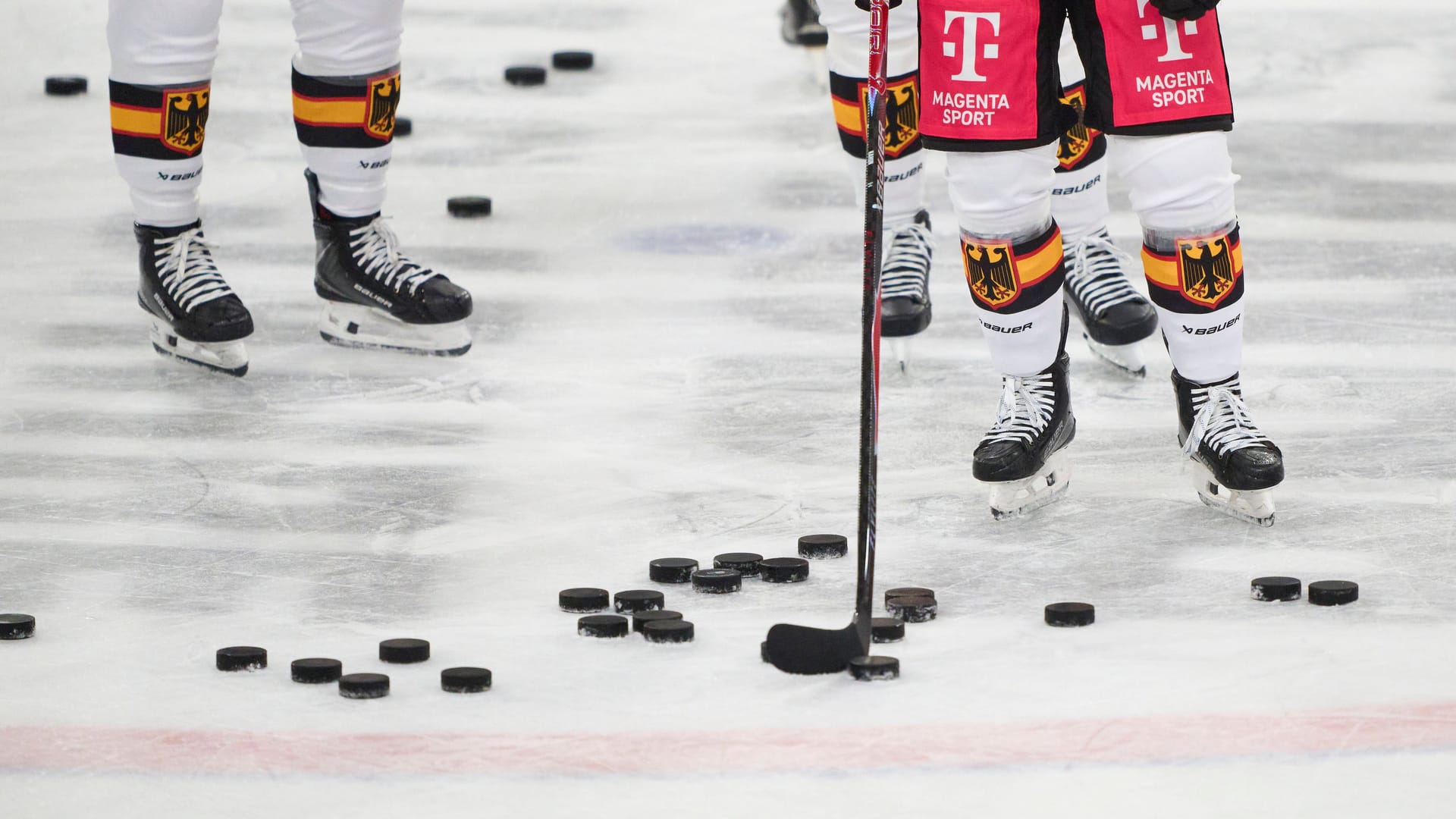 Pucks liegen auf einer Eisfläche (Symbolbild): Der Deutschland Cup kommt erstmals nach Düsseldorf. Pucks liegen auf einer Eisfläche (Symbolbild): Der Deutschland Cup kommt erstmals nach Düsseldorf.