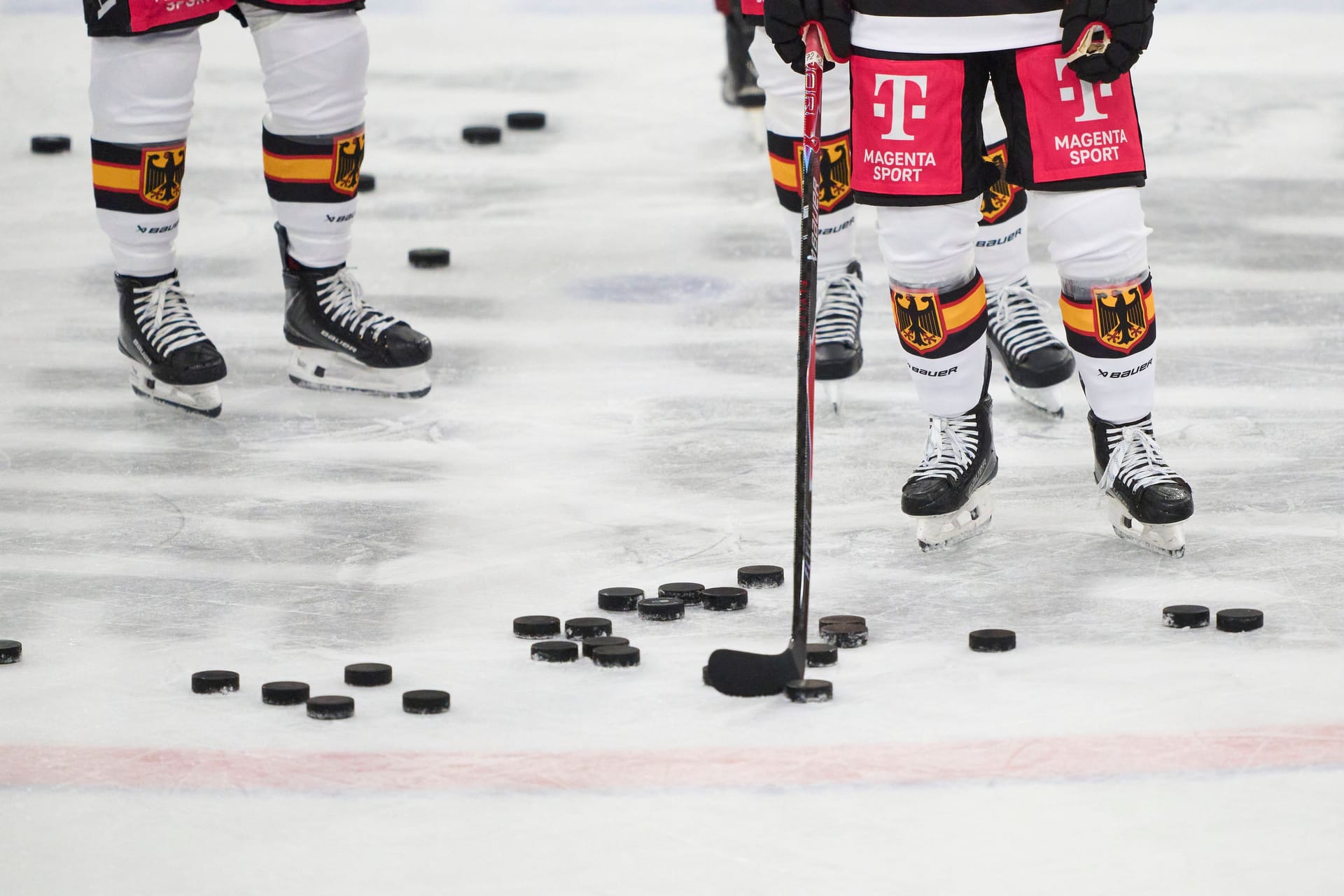 Pucks liegen auf einer Eisfläche (Symbolbild): Der Deutschland Cup kommt erstmals nach Düsseldorf.