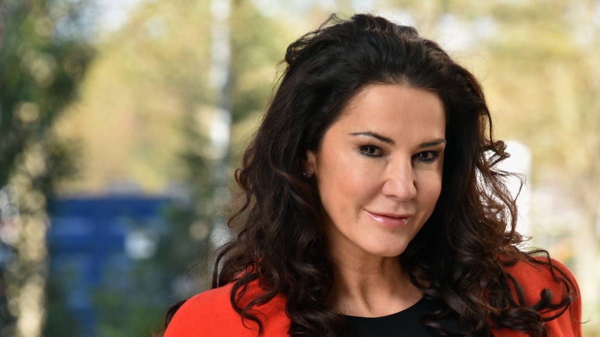 Mariella Ahrens posiert in knapp ausgeschnittenem Kleid