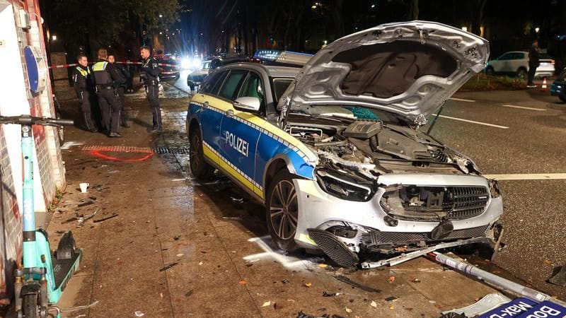 Der an dem Unfall beteiligte Streifenwagen in Hamburg-Altona: Fünf Menschen wurden verletzt. Der an dem Unfall beteiligte Streifenwagen in Hamburg-Altona: Fünf Menschen wurden verletzt.
