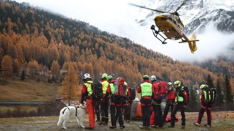 Ein Hubschrauber der Bergrettung landet: In den Alpen in Südtirol sind bei einem Lawinenabgang fünf Deutsche ums Leben gekommen.