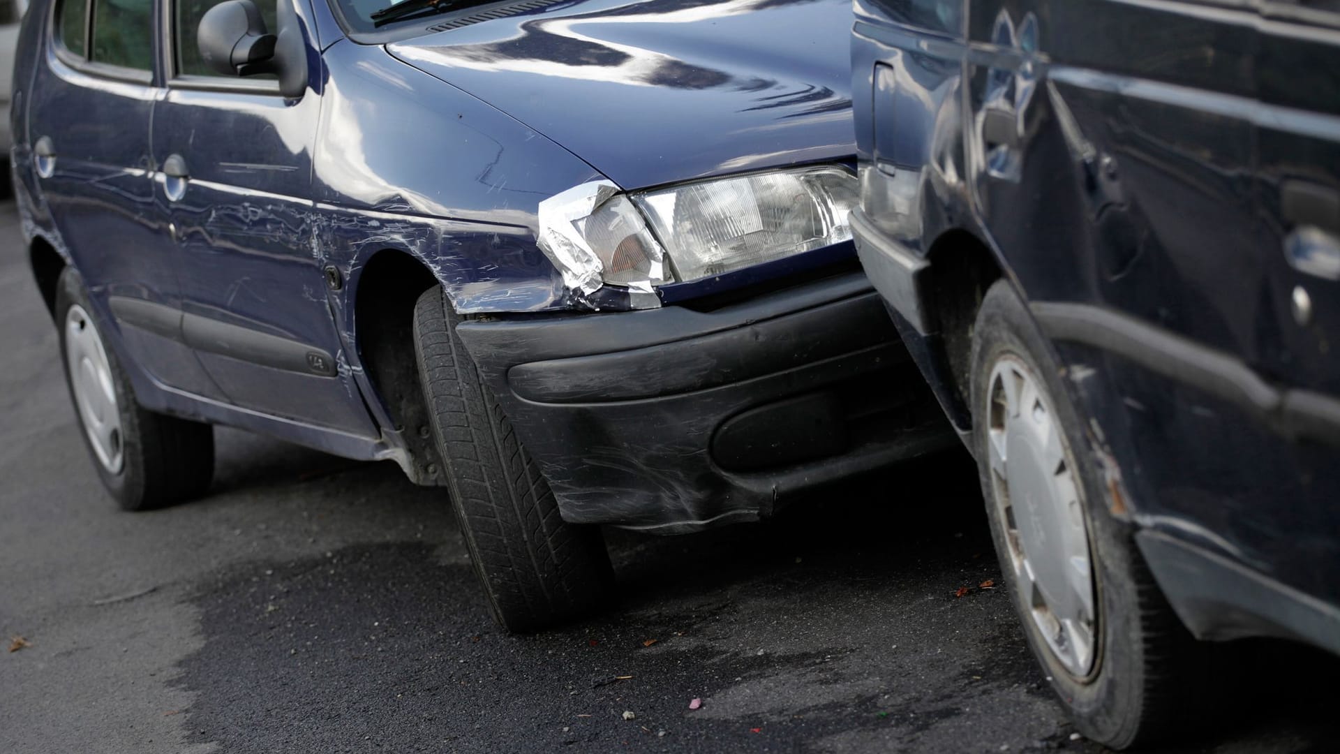 Auffahrunfall zwischen zwei Autos Auffahrunfall zwischen zwei Autos