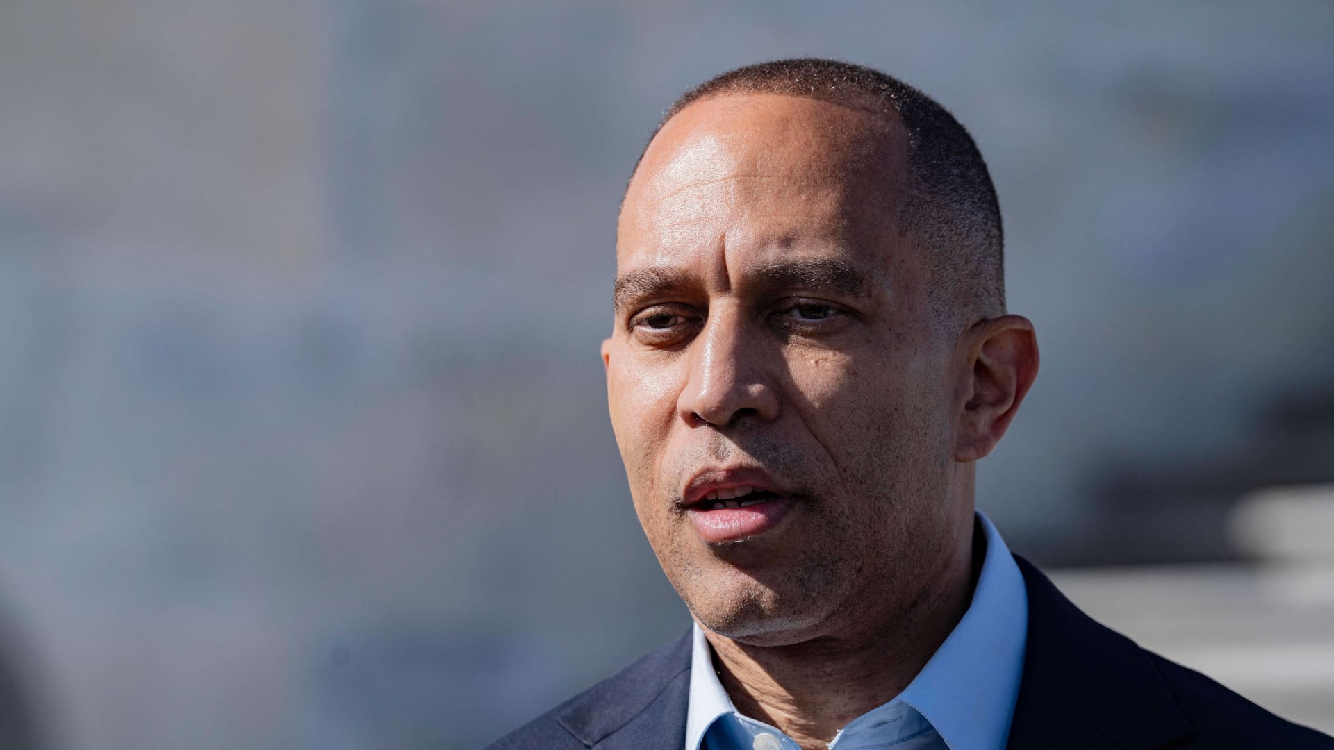 Der Spitzendemokrat Hakeem Jeffries spricht vor dem US-Kongress. Der Spitzendemokrat Hakeem Jeffries spricht vor dem US-Kongress.