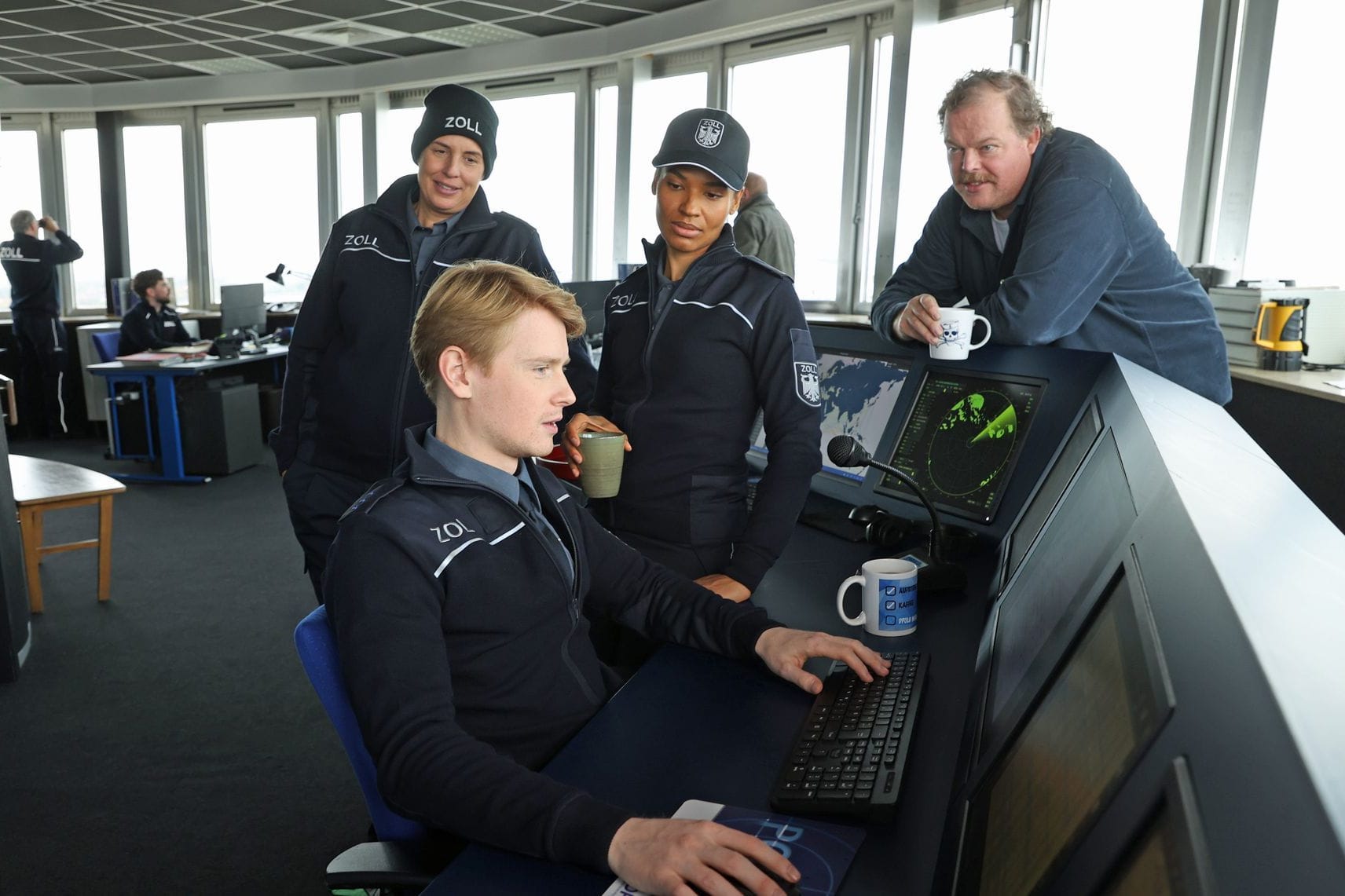 Zöllner Sven-Erik Dröse (Lukas Zumbrock, sitzend) kommt einer heißen Spur auf die Schliche. Elena Uhlig, Cynthia Micas, Bernd Hölscher (v.l.) sind seine Kollegen im neuen Krimi.