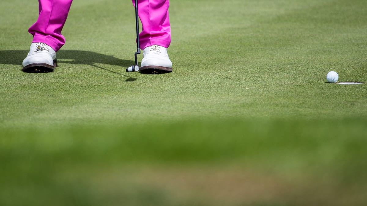 Warum manche Golfbälle nur beinahe im Loch verschwinden
